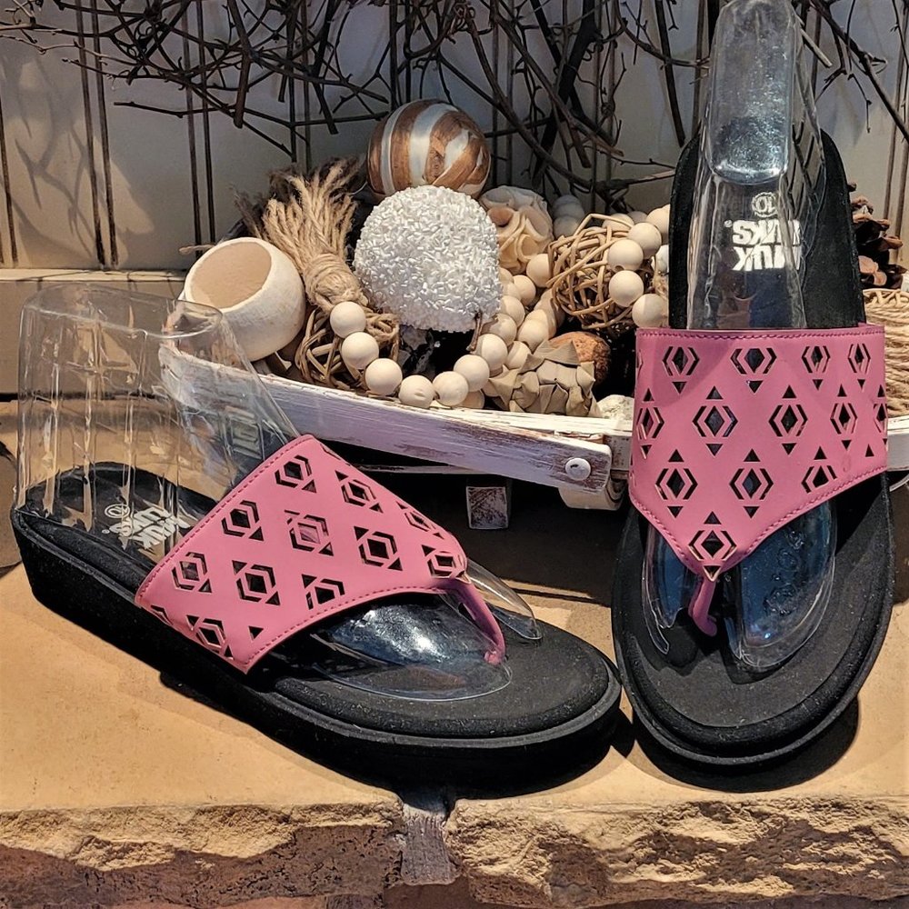NWOT Muk Luks Womens Dark Pink Geometrical Design Slides (Size 10)